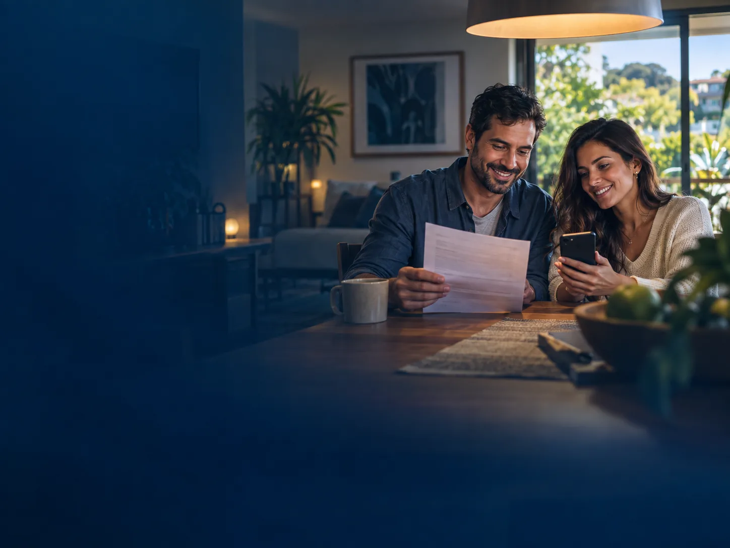 Casal conferindo a conta de energia pelo celular