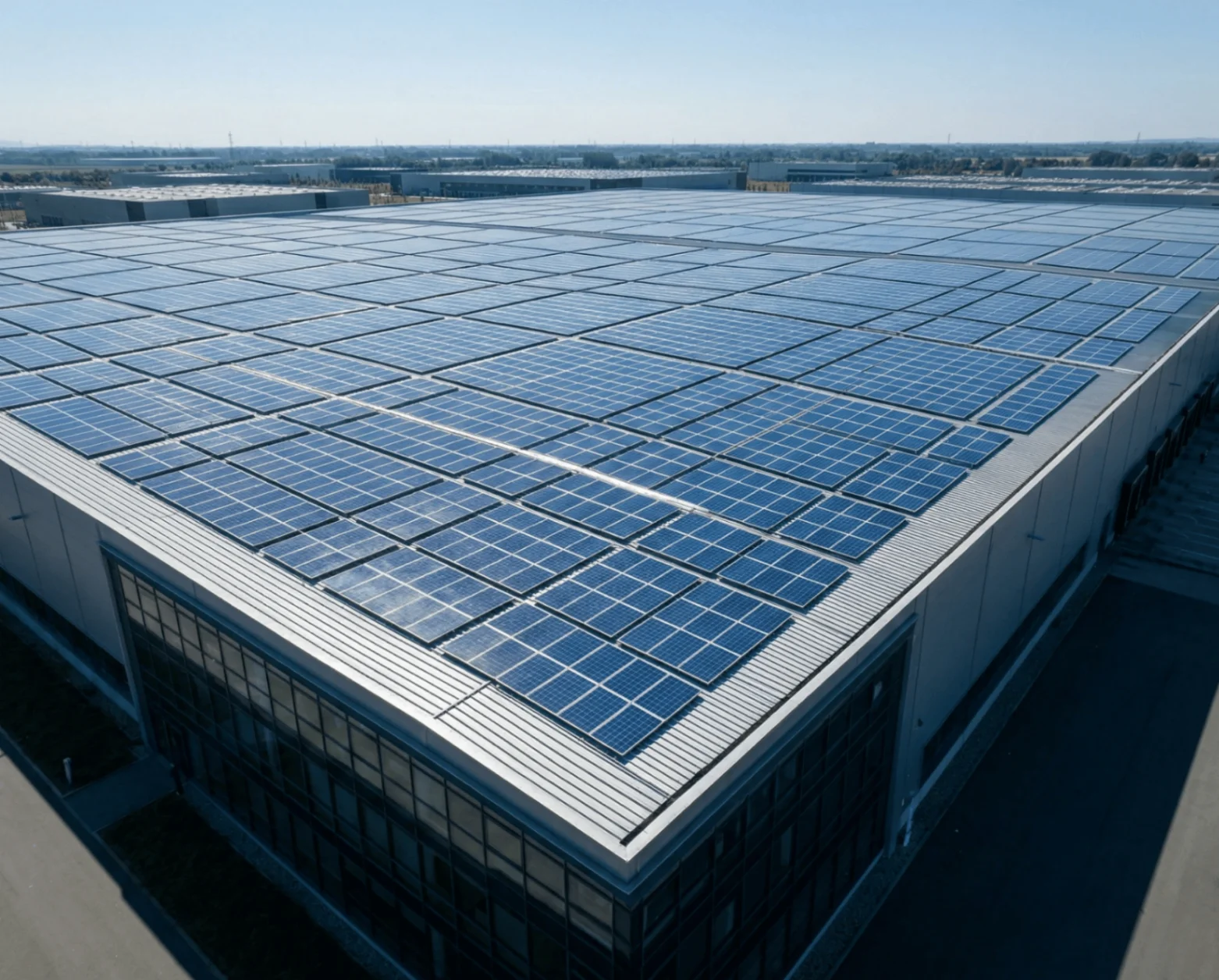 Painéis solares instalados no telhado de uma indústria — sistema Zero Grid